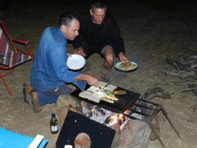 So einfach geht das Kochen auf Holzfeuer