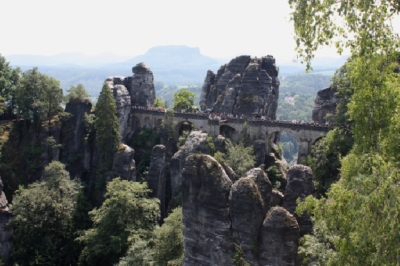 Basteibrücke vom Ferdinandstein. Erbaut 1851. Länge 76,5 m. Höhe 40 m. Betrieb wie auf dem Hauptbahnhof :-)