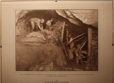 Im Zugang zum Keller etliche historische Fotos aus dem Freiberger Bergbau.
