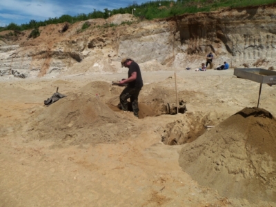 Achim bei mittlerweile angenehmen Temperaturen. Hier muß massenhaft Sand bewegt werden um ansprechende Funde zu erhalten