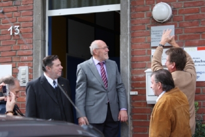 Die Herren wie vor mit Manfred Hermes und Thomas Noll, fasziniert ob der handwerklichen Fähigkeiten.