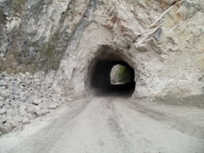 Durch diesen Tunnel geht es in den zweiten Teil des Steinbruchs.