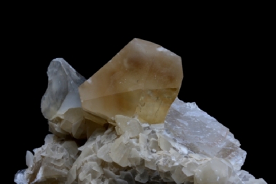 Calcit, 40 mm, Sammlung und Foto: Thomas Noll Die verschiedenen braunen Töne werden durch 2 wertiges Eisen hervorgerufen.
